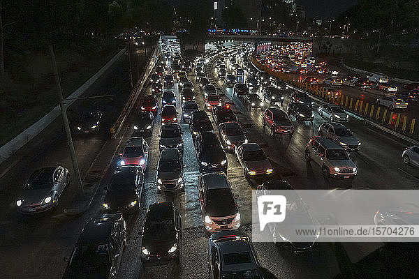 Berufsverkehr auf der Autobahn bei Nacht  Mexiko-Stadt  Mexiko