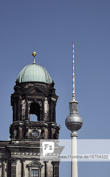 Fernsehturm und Berliner Dom vor sonnigem  blauem Himmel  Berlin  Deutschland