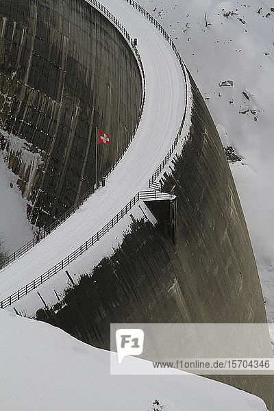 Schweizer Flagge über verschneitem Staudamm  Vals  Kanton Graubünden  Schweiz