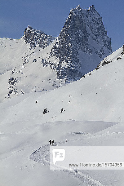 Schneeschuhwanderer auf einem sonnigen  verschneiten Berg  Vals  Kanton Graubünden  Schweiz