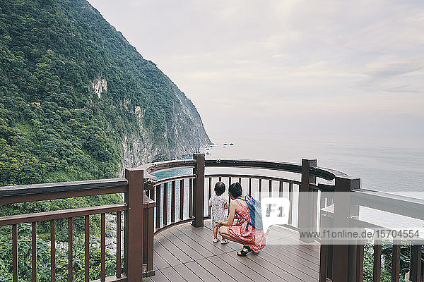 Mutter und Tochter genießen Aussicht auf Aussichtspunkt  Hualien  Taiwan