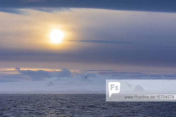 Livingstone Island bei Sonnenuntergang  Englische Meerenge  Antarktis