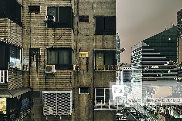 Schmutziger alter Wohnblock und moderne Bürogebäude  Kaohsiung  Taiwan