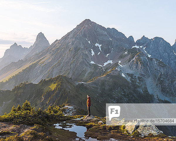 Männlicher Wanderer genießt Aussicht auf Gipfel  Winchester Mountain  North Cascades  Washington  USA