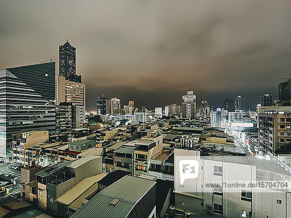 Panoramablick auf moderne Hochhäuser und alte Gebäude  Kaohsiung  Taiwan