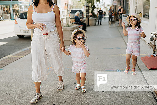Dreiköpfige Familie geht in der Stadt spazieren
