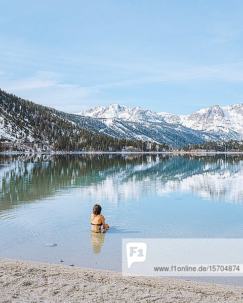Frau genießt See im kalten Winter  Mammoth Lakes  Kalifornien  USA