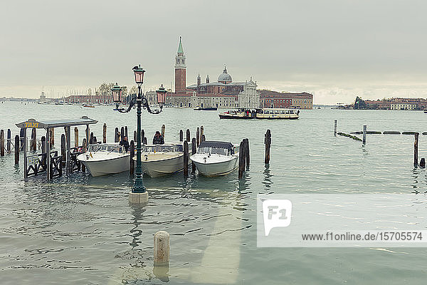 Wassertaxis an einem überfluteten Steg am Ufer des Markusbeckens nach der höchsten Flut in Venedig seit 1966  Venedig  UNESCO-Weltkulturerbe  Venetien  Italien  Europa
