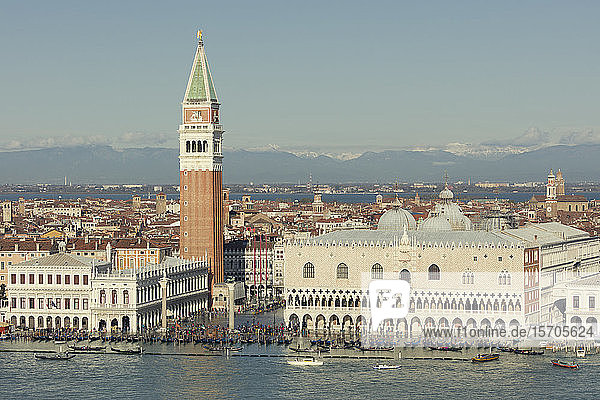 Der Dogenpalast  der Campanile  die Seufzerbrücke und der überflutete Markusplatz mit den Gondeln am Ufer und den Alpen dahinter  Venedig  UNESCO-Weltkulturerbe  Venetien  Italien  Europa