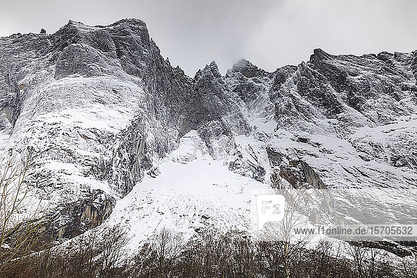 Trollveggen (Trollwand)  Europas höchste senkrechte Felswand  Romsdalen Tal  im Winter  More Og Romsdal  Norwegen  Skandinavien  Europa