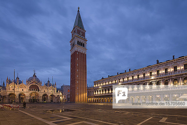 Ein ruhiger Markusplatz mit seinem Campanile und der Basilika während der morgendlichen blauen Stunde  Venedig  UNESCO-Weltkulturerbe  Venetien  Italien  Europa