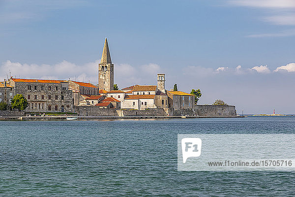 Blick auf die Altstadt von Porec und das Adriatische Meer  Porec  Region Istrien  Kroatien  Europa