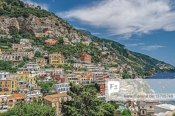 Sonniger Blick auf Positano mit Flachbauten  Kirche und Klippen  Positano  Costiera Amalfitana (Amalfiküste)  UNESCO-Weltkulturerbe  Kampanien  Italien  Europa