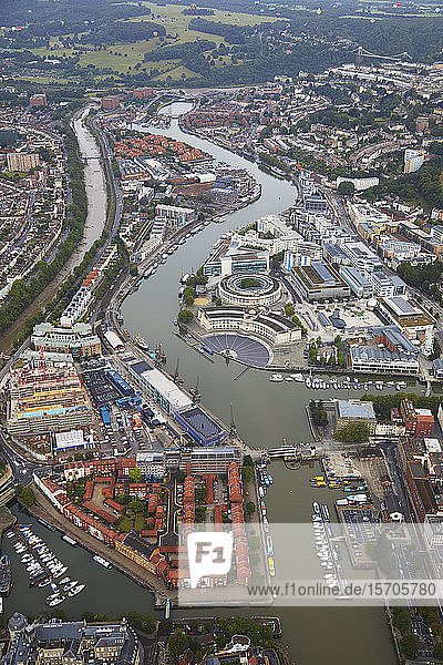 Ein Blick auf die alten Docks von Bristol  die heute nicht mehr kommerziell genutzt werden  aber eine Touristenattraktion sind  von einem Heißluftballon aus gesehen  Bristol  England  Vereinigtes Königreich  Europa