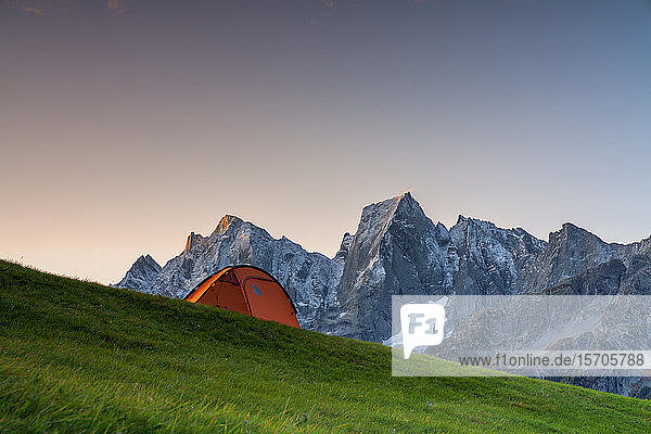 Sonnenaufgang über einem Zelt mit Blick auf Piz Badile und Cengalo  Tombal  Soglio  Val Bregaglia  Kanton Graubünden  Schweiz  Europa