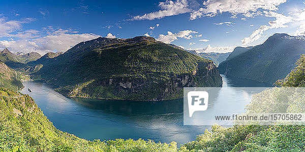 Blick auf den Geirangerfjord  UNESCO-Welterbe  vom erhöhten Aussichtspunkt Ornesvingen  Gemeinde Stranda  Sunnmore  More og Romsdal  Norwegen  Skandinavien  Europa