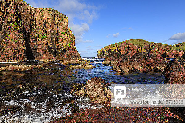 North Ham Bay  tiefe Bucht  flechtenbewachsene rote Granitklippen und -türme  Seetang  Muckle Roe Island  Shetland-Inseln  Schottland  Vereinigtes Königreich  Europa