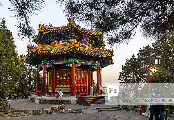 Blick auf den Guanmiao-Pavillon im Jingshan-Park bei Sonnenuntergang  Xicheng  Peking  Volksrepublik China  Asien
