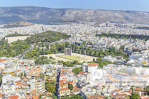 Blick von oben auf den Tempel des Olympischen Zeus,  den Hadriansbogen und das Stadtzentrum von Athen,  Athen,  Griechenland,  Europa