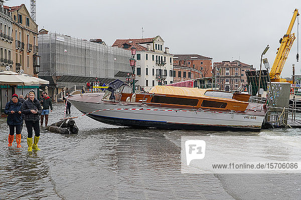 Gestrandetes Taxiboot während der Flut in Venedig  November 2019  Venedig  UNESCO-Weltkulturerbe  Venetien  Italien  Europa