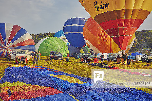 Heißluftballons bereiten sich auf den Start vom Festivalgelände während der jährlichen Bristol International Balloon Fiesta vor  Bristol  England  Vereinigtes Königreich  Europa