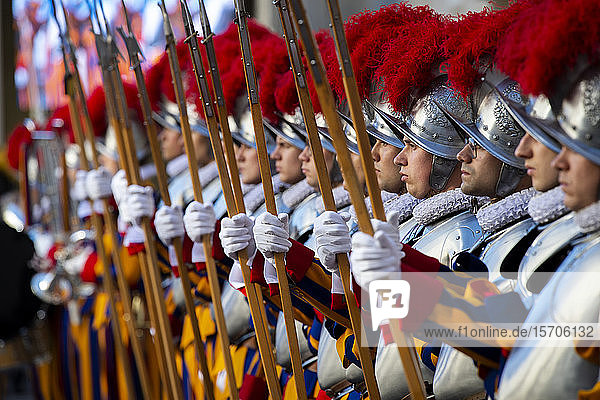 Schweizergarde bei der Vereidigung der neuen Rekruten der Schweizergarde im Hof von San Damaso in der Vatikanstadt  Rom  Latium  Italien  Europa