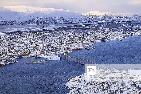 Tromso  Tromsoya und Fjord  nach starkem Schneefall  Blick vom Berg Storsteinen im Winter  Tromso  Troms  Arktisches Nordnorwegen  Skandinavien  Europa