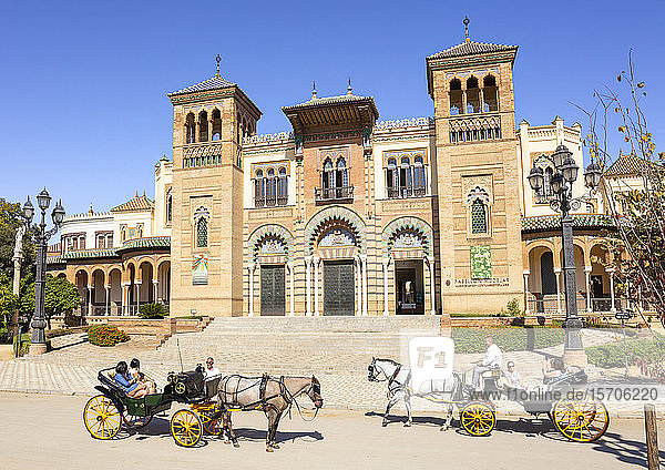Touristen auf einer Kutschfahrt vor dem Museum für Volkskunst und Traditionen  Sevilla  Andalusien  Spanien  Europa