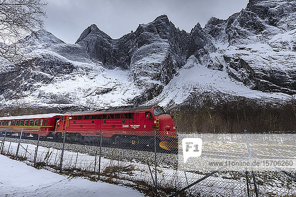 Trollveggen (Trollwand)  senkrechte Felswand  Rauma-Bahn  Romsdalen-Tal  Schnee  Berge im Winter  More Og Romsdal  Norwegen  Skandinavien  Europa
