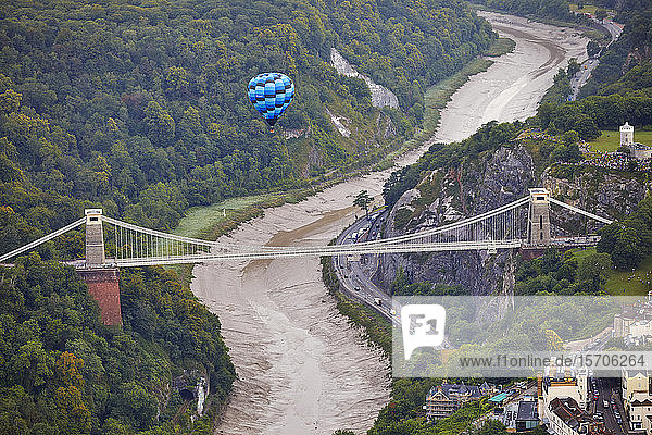 Ein Heißluftballon überfliegt die Clifton Suspension Bridge  ein Wahrzeichen von Bristol  während der Bristol International Balloon Fiesta  Bristol  England  Vereinigtes Königreich  Europa