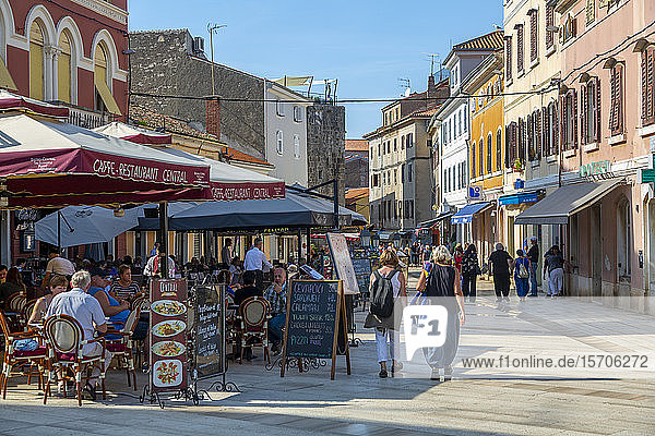 Blick auf das Cafe-Restaurant am Trg Slobode  Altstadt  Porec  Istrien  Kroatien  Europa