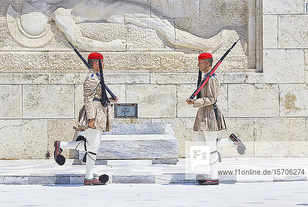 Evzone-Soldaten bei der Wachablösung,  Athen,  Griechenland,  Europa