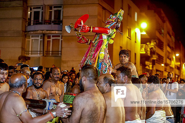 Tamilische Hindus feiern ein Fest für Muruga (Ganeshas Bruder) in Paris  Frankreich  Europa