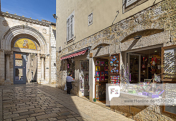 Blick auf den Eingang zur Euphrasius-Basilika  Altstadt  Porec  Istrien  Kroatien  Europa