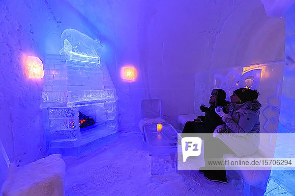 Sorrisniva Igloo Hotel  Eishotel  markante Skulptur  gemütliches Feuer in der Eisbar im Winter  Alta  Finnmark  Polarkreis  Norwegen  Skandinavien  Europa