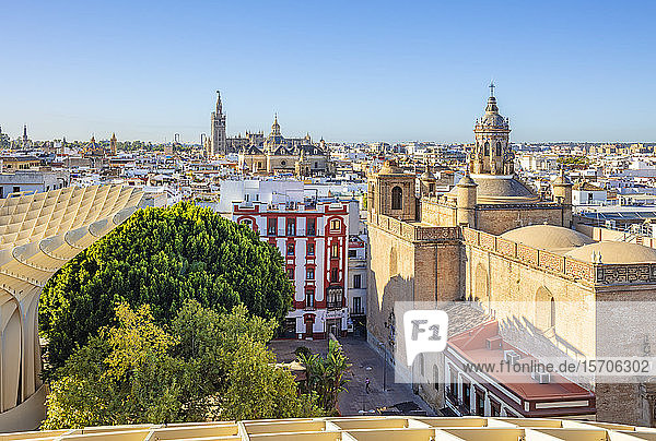 Sevilla Skyline der Kathedrale und Dächer der Stadt vom Metropol Parasol  Sevilla  Andalusien  Spanien  Europa