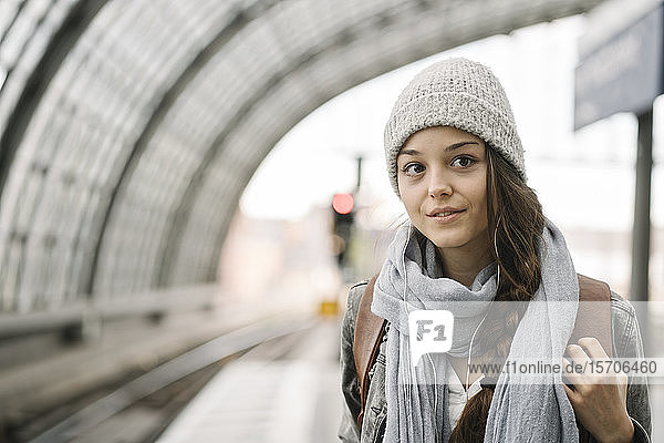 Porträt einer jungen Frau  die auf dem Bahnsteig wartet  Berlin  Deutschland