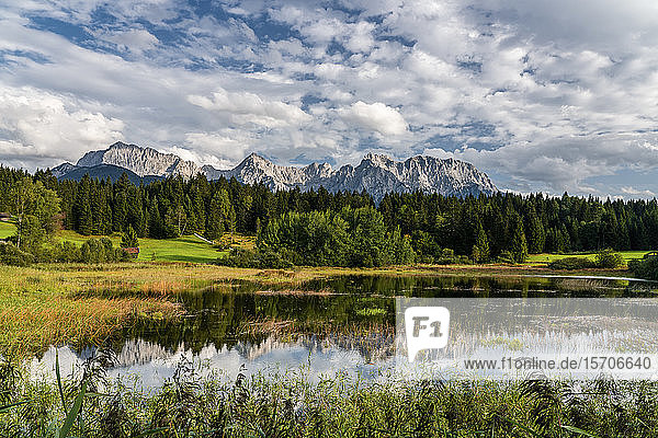 Deutschland  Bayern  Szenische Ansicht des Tennsees mit dem Wettersteingebirge im Hintergrund