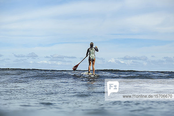 Rückansicht einer SUP-Surferin  Bali  Indonesien