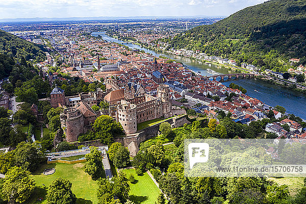 Deutschland, Baden-Württemberg, Luftaufnahme von Heidelberg mit Schloss und Neckar