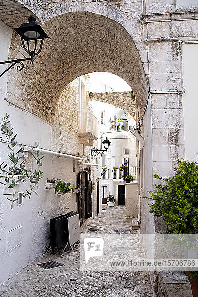 Italien  Apulien  Locorotondo  Gasse und Bogen in der Altstadt