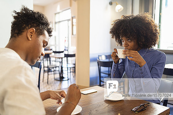 Schülerinnen und Schüler trinken Kaffee in einem Café