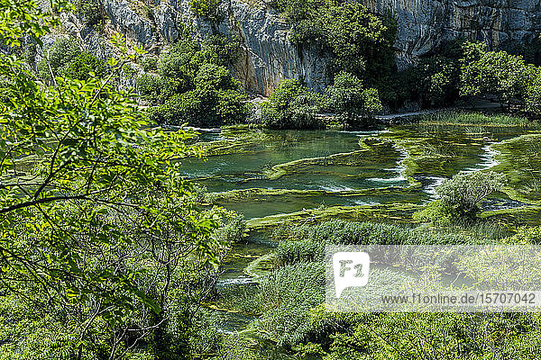 Kroatien  Grüner Teich im Roski-Slap-Nationalpark