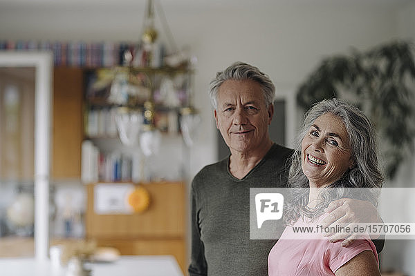 Porträt eines glücklichen älteren Ehepaares zu Hause