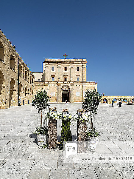 Italien  Provinz Lecce  Santa Maria di Leuca  Topfpflanzen auf dem Platz der Basilika Sanktuarium von Santa Maria de Finibus Terrae