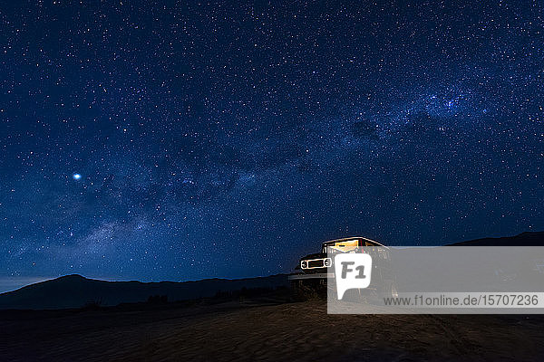 Indonesien Ost-Java Milchstrasse-Galaxie am blauen Sternenhimmel über dem im Bromo Tengger Semeru-Nationalpark geparkten Auto