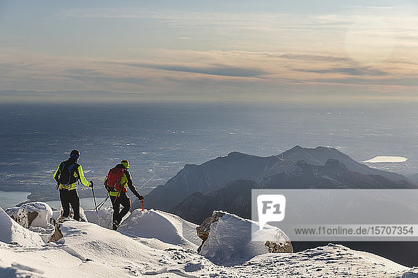Bergsteiger beim Wandern auf verschneiten Bergen  Lecco  Italien