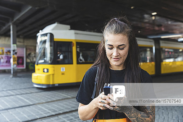 Porträt einer tätowierten jungen Frau  Textnachrichten  Berlin  Deutschland