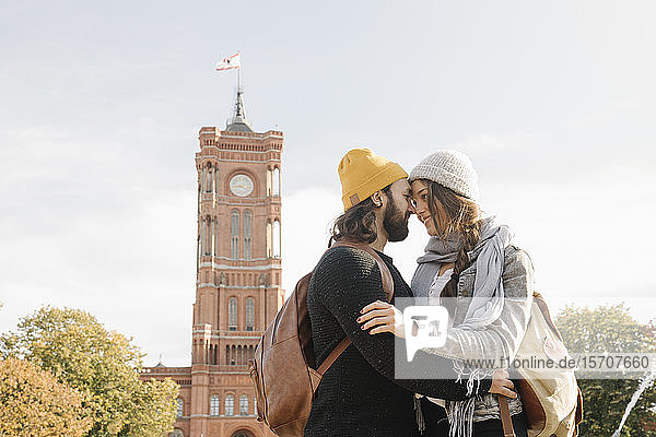 Junges Paar umarmt sich mit dem Roten Rathaus im Hintergrund  Berlin  Deutschland