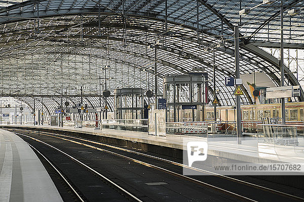 Baustelle auf dem Bahnsteig des Hauptbahnhofs  Berlin  Deutschland